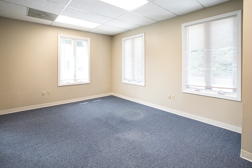 More Photos Of 78 Faunce Corner Mall Rd, North Dartmouth Medical For Sale