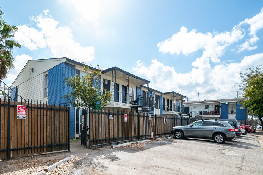 More Photos Of 122 E Crosstimbers St, Houston Apartments For Sale