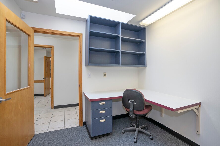 More Photos Of 5916 6th Ave, Tacoma Veterinarian Kennel For Sale