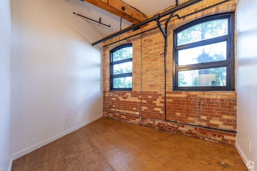 More Photos Of 2480 Dundas St W, Toronto Apartments For Sale