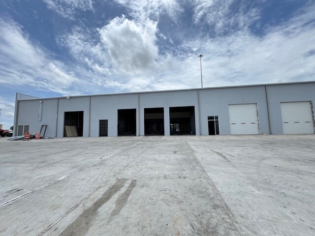 More Photos Of 405 Crossroads St, Laredo General Retail For Lease