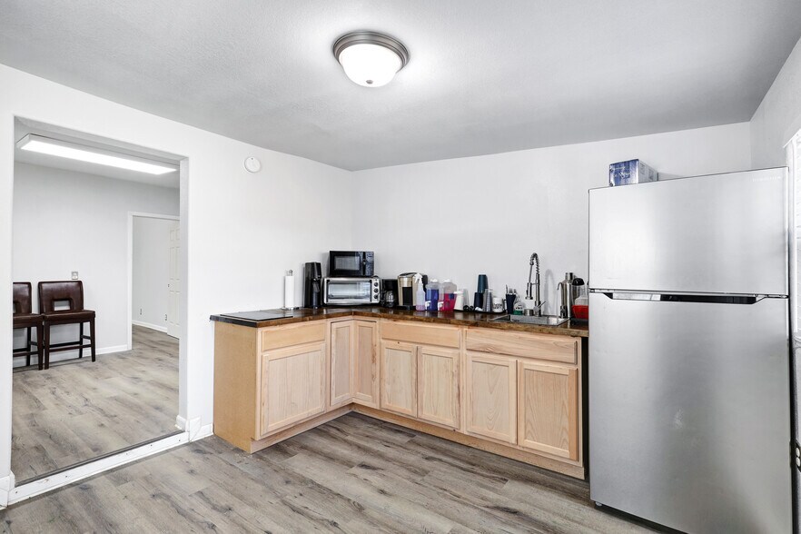 More Photos Of 1016 E Borgfeld Dr, San Antonio Flex For Sale