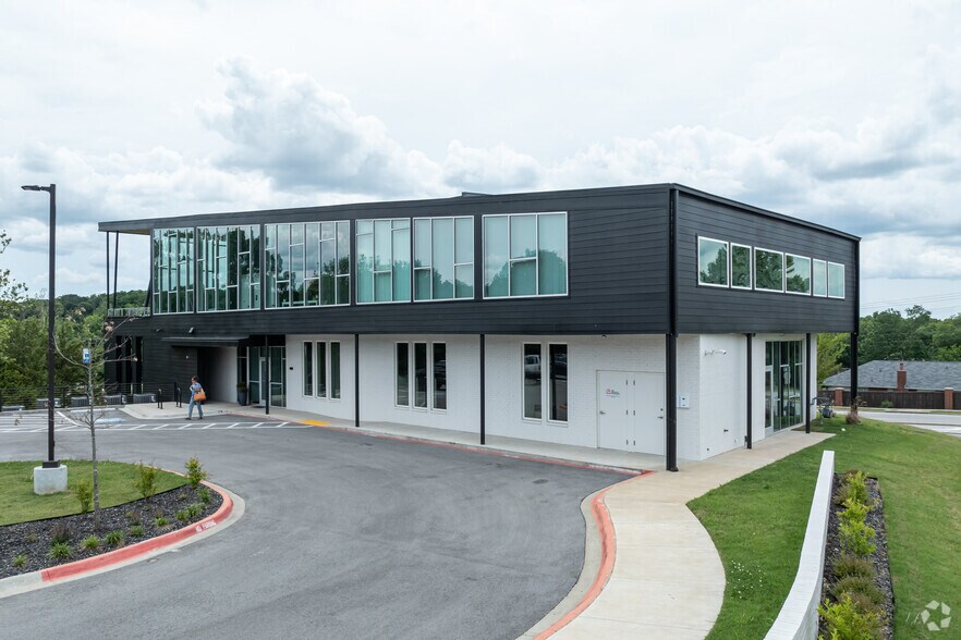 More Photos Of 2909 E Glory Dr, Fayetteville Medical For Lease