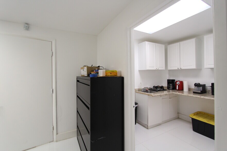 More Photos Of 2520 NW 97th Ave, Doral Showroom For Lease