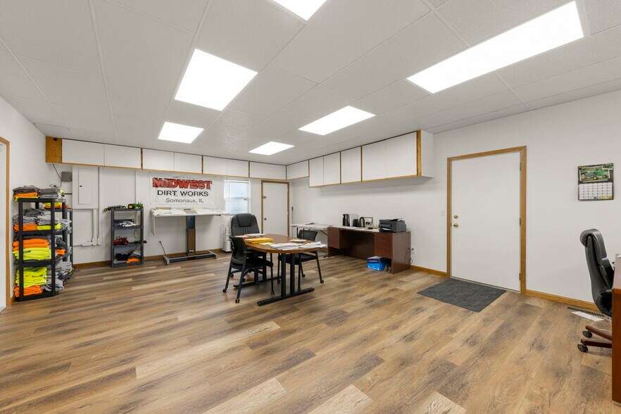 More Photos Of 645 E Lasalle St, Somonauk Showroom For Lease