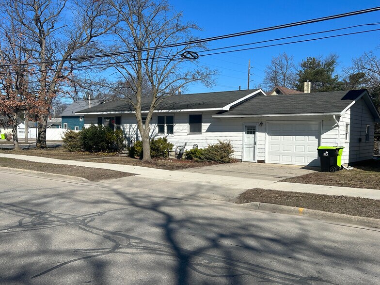 More Photos Of 829 E Eighth St, Traverse City Apartments For Sale