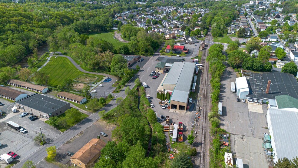 More Photos Of 807 Enterprise St, Dickson City Warehouse For Lease