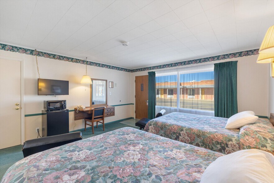 More Photos Of 1354 S 2nd St, Raton Hotel For Sale