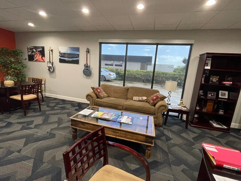 More Photos Of 278 Semoran Commerce Pl, Apopka Warehouse For Sale