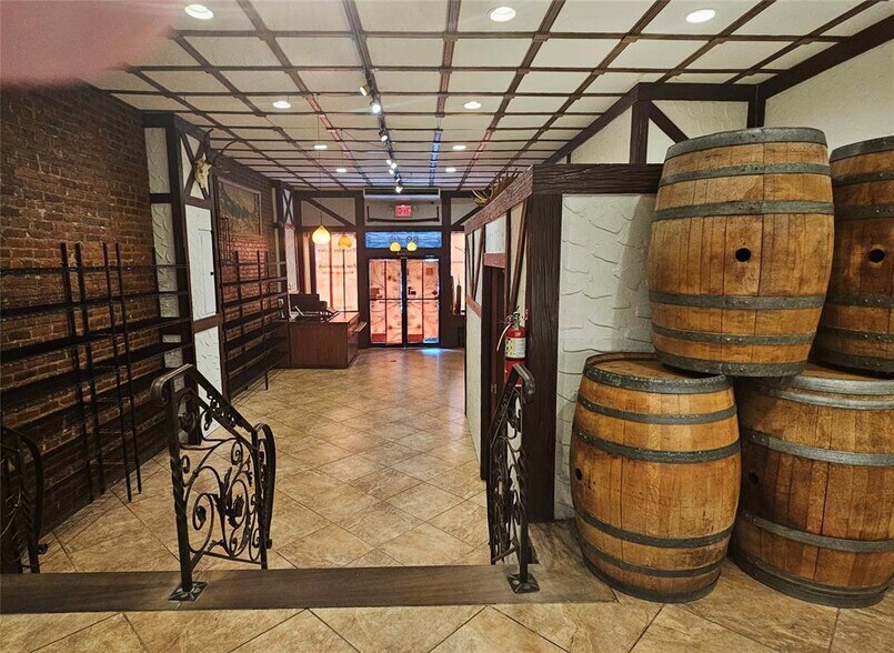 More Photos Of 6940 Myrtle Ave, Glendale General Retail For Lease