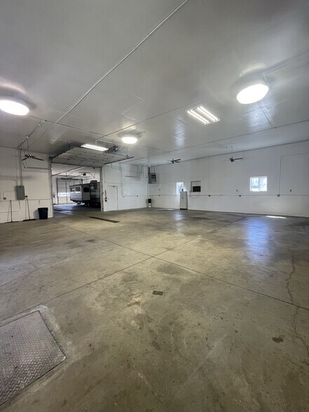 More Photos Of 325 W 6th Ave, El Dorado Warehouse For Lease