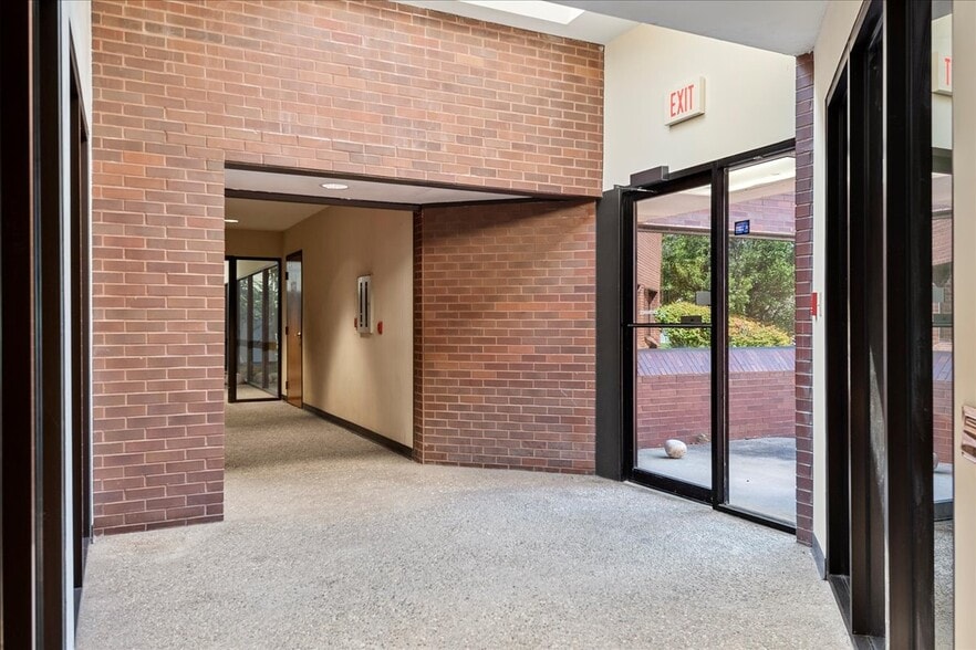 More Photos Of 40 Adloff Ln, Springfield Medical For Lease