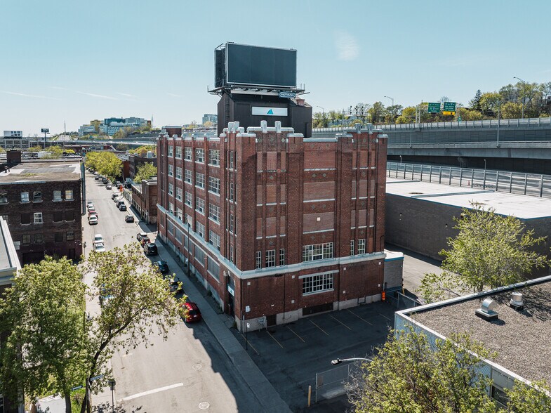 Primary Photo Of 4005-4035 Rue de Richelieu, Montréal Warehouse For Sale