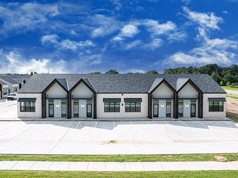 More Photos Of 1325 Main St, Katy Office For Lease