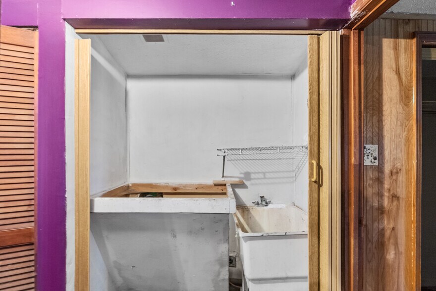 More Photos Of 724 N Broadway, Lexington Freestanding For Sale