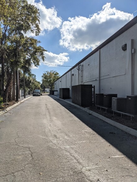 More Photos Of 5905 Johns Rd, Tampa Warehouse For Lease