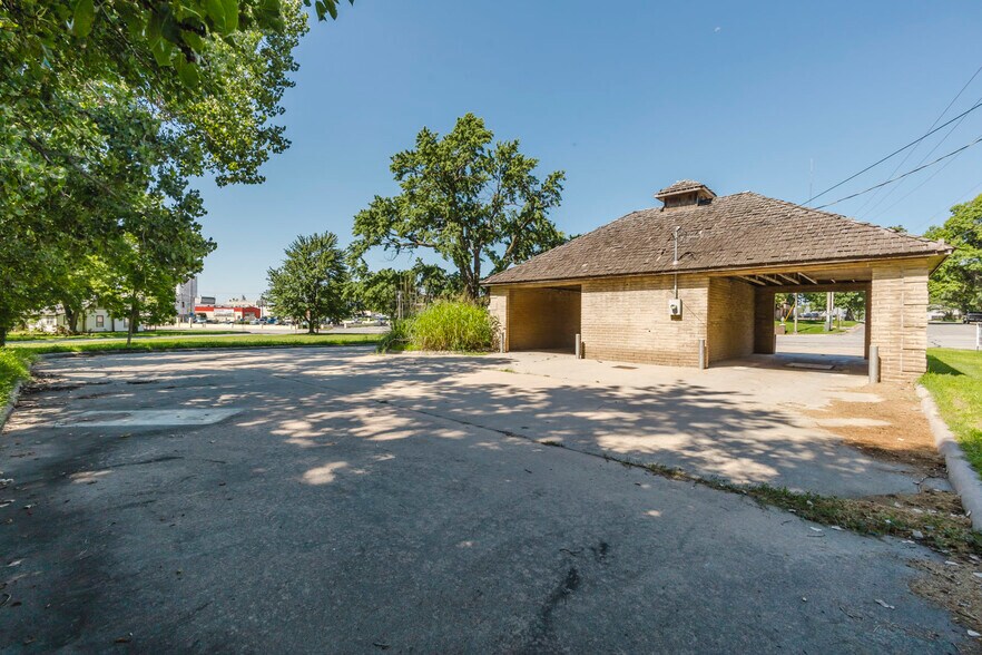 More Photos Of 220 N 2nd Ave, Mulvane Carwash For Sale