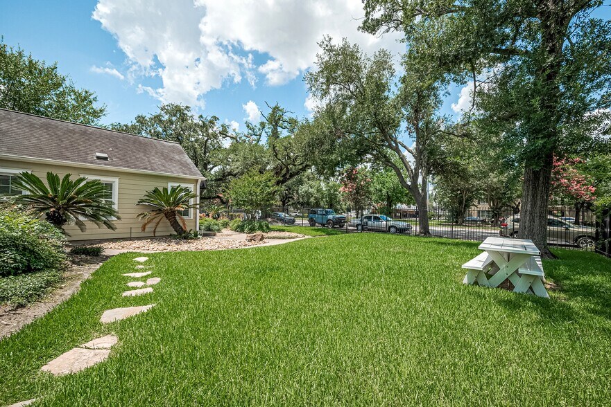 More Photos Of 826 Heights Blvd, Houston Office Residential For Sale