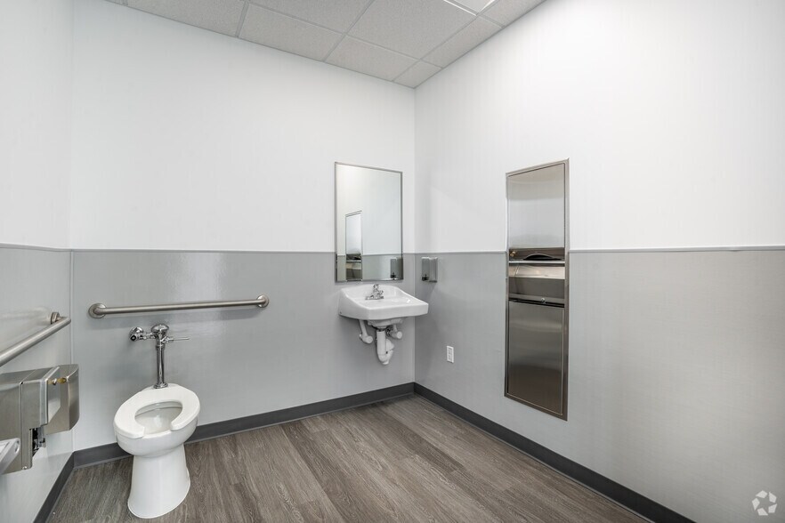 More Photos Of 1203 Thompson Park Dr, Baytown Distribution For Lease