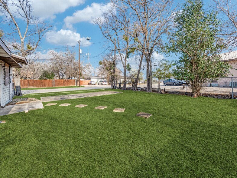 More Photos Of 1415 Jackson St, New Braunfels Office For Sale