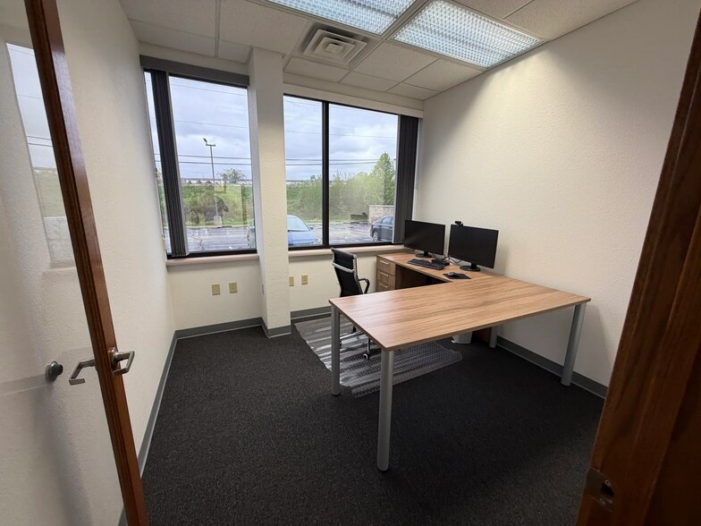 More Photos Of 1133 Quail Ct, Pewaukee Office For Lease