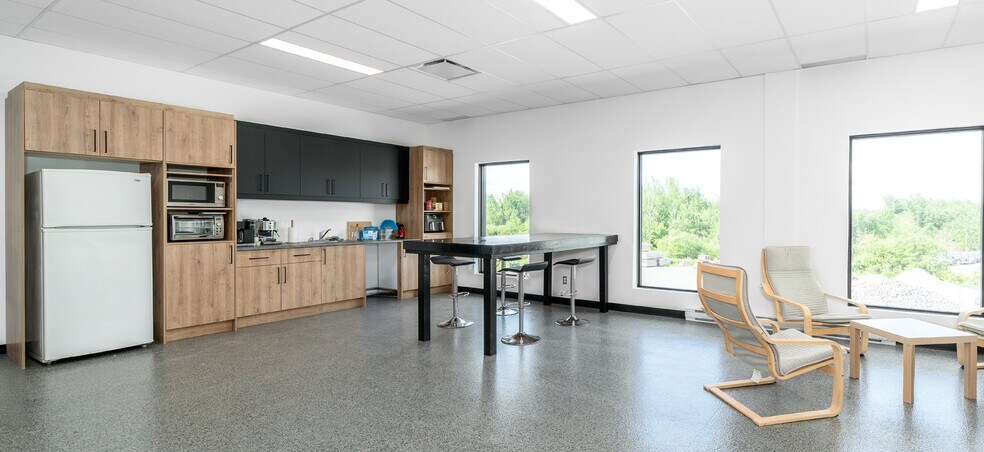 More Photos Of 210 Rue Piché, Donnacona Warehouse For Lease