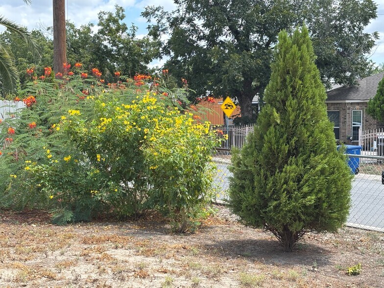 More Photos Of 147 Wainwright St, San Antonio Flex For Sale