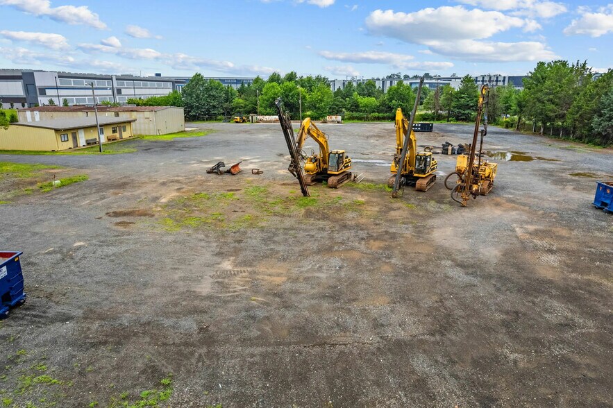 More Photos Of 9701 Hornbaker Rd, Manassas Flex For Lease