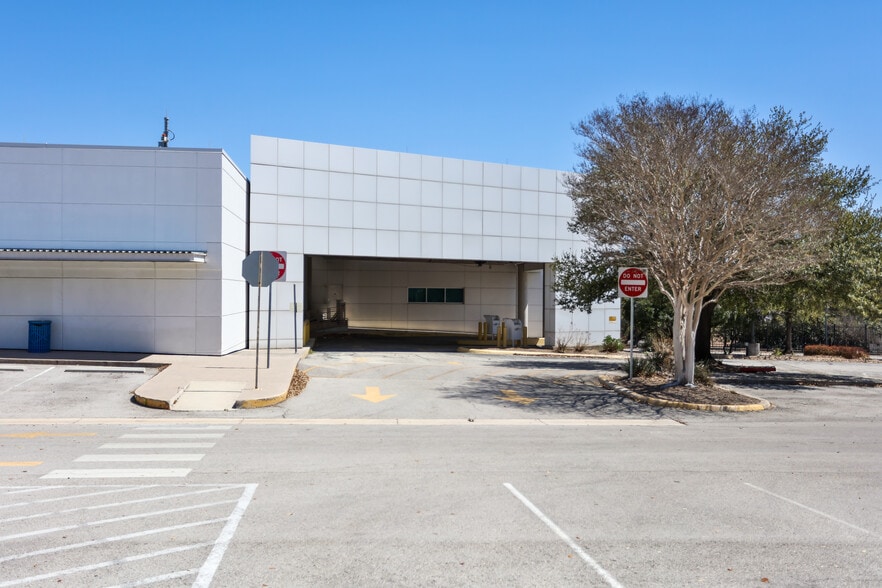 More Photos Of 7000 San Pedro Ave, San Antonio Storefront Retail Office For Sale