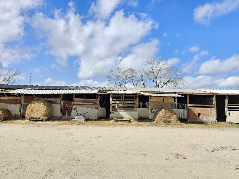 More Photos Of 1502 1/2 Jenkins Rd, Pasadena Self Storage For Sale