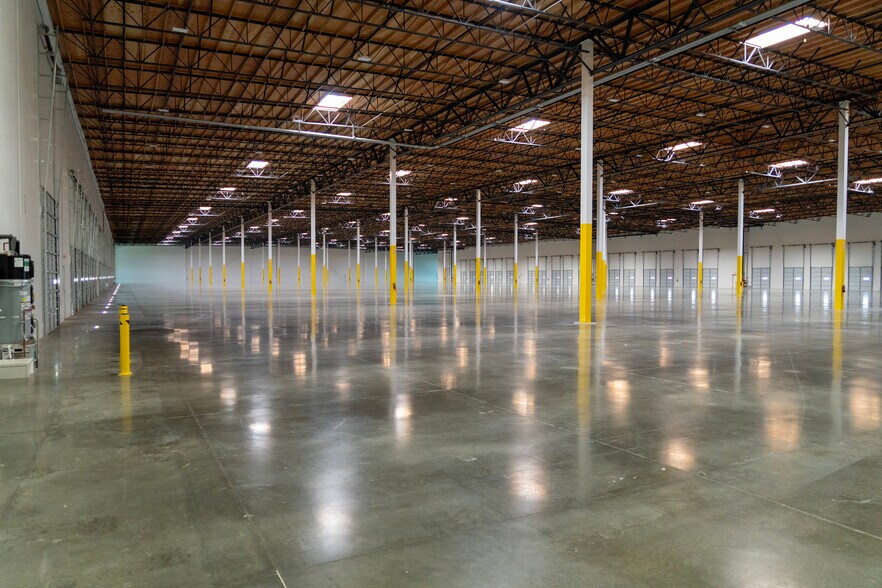 More Photos Of 3225 Venture Dr, Lincoln Distribution For Lease