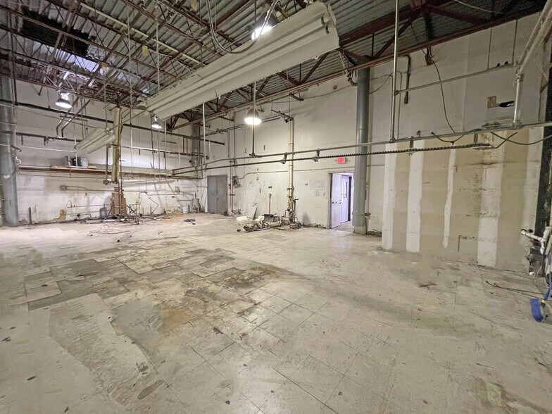 More Photos Of 75 E Jefryn Blvd, Deer Park Warehouse For Sale