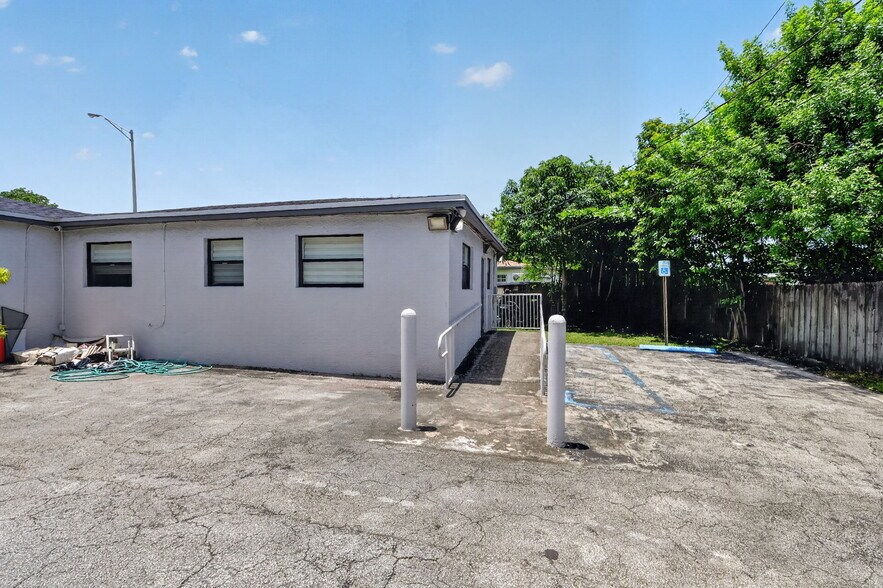 More Photos Of 16811 NE 6th Ave, Miami Office For Sale