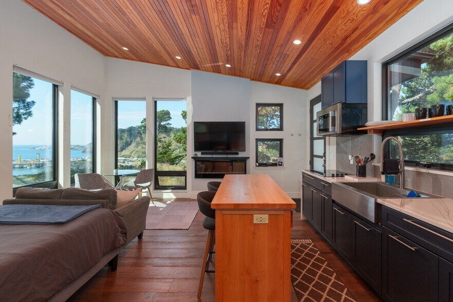 More Photos Of 409 Jackson St, Port Orford Specialty For Sale