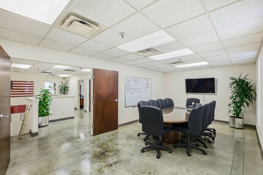 More Photos Of 315 N Park Dr, San Antonio Warehouse For Sale