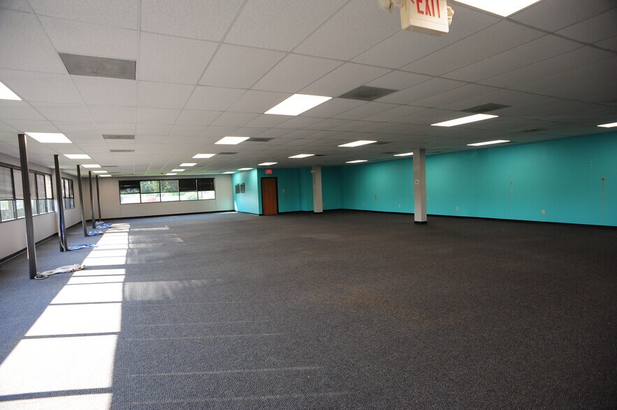 More Photos Of 438 E Wilson Bridge Rd, Worthington Coworking Space
