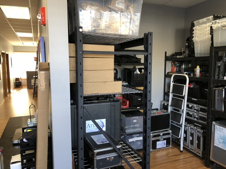 More Photos Of 820 E Terra Cotta Ave, Crystal Lake Office For Sale