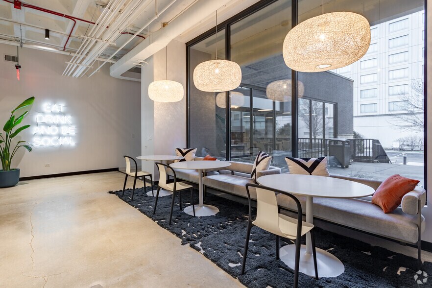 More Photos Of 6300 N River Rd, Rosemont Office For Lease