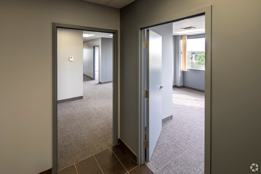 More Photos Of 700 Dorval Dr, Oakville Unknown For Lease