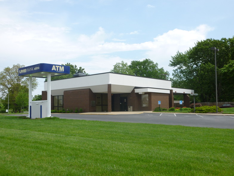 Primary Photo Of 10321 Blue Ridge Blvd, Kansas City Bank For Lease