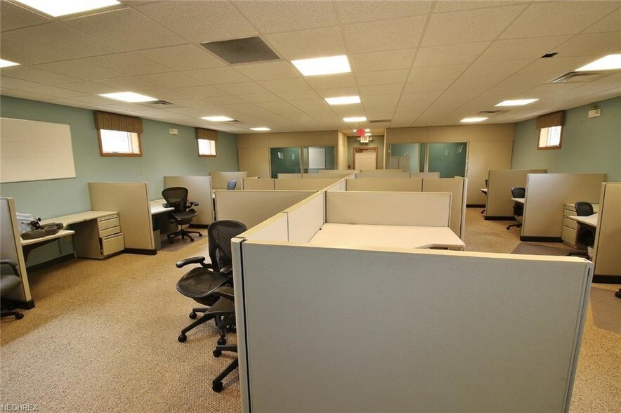 More Photos Of 172 S Friendship Dr, New Concord Medical For Sale