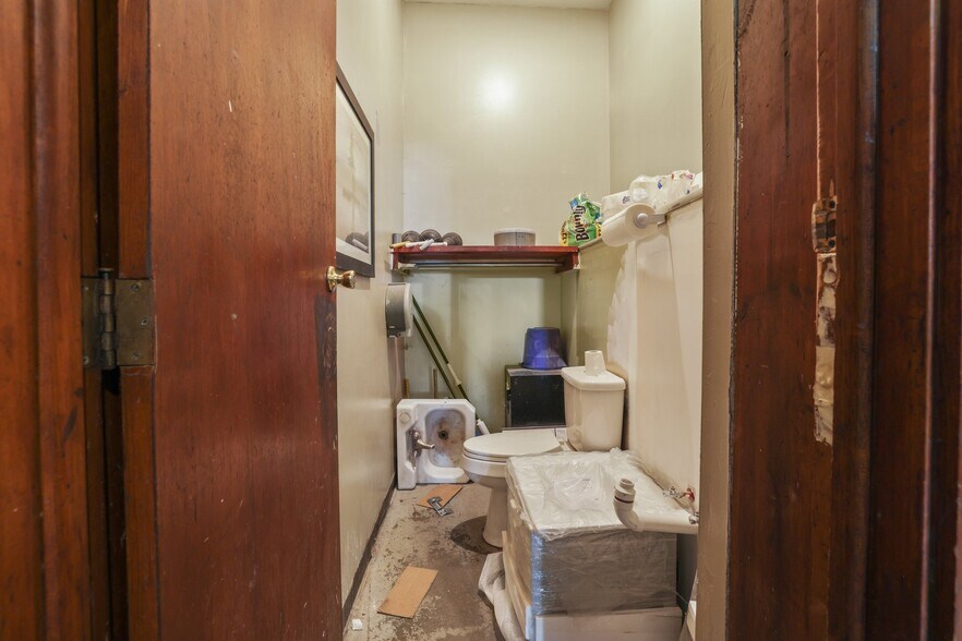 More Photos Of 1890 S High St, Columbus Light Distribution For Sale