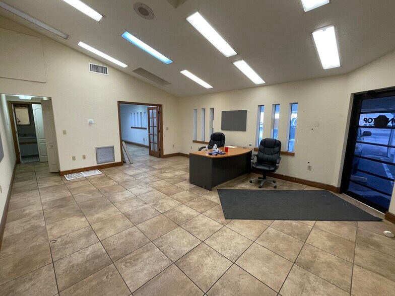 More Photos Of 2317-2319 Griffin Rd, Leesburg Warehouse For Lease
