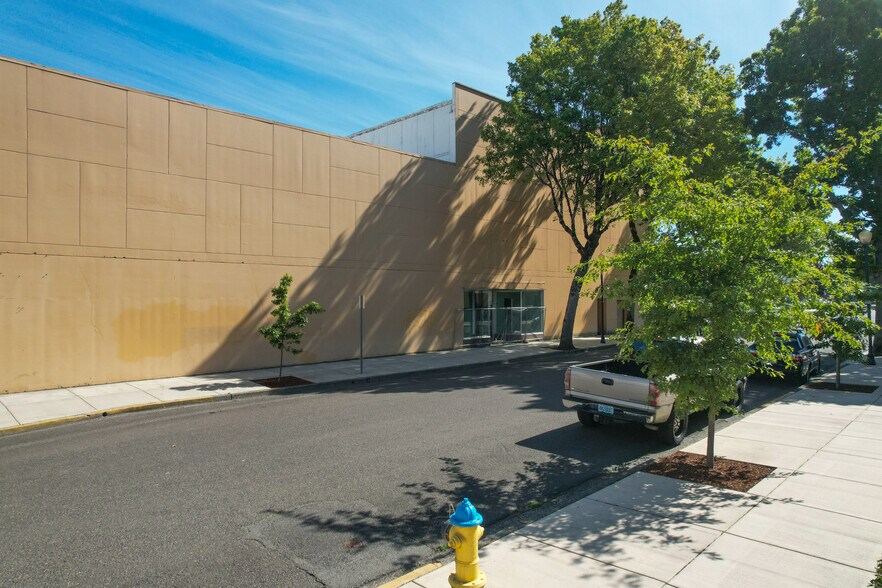 More Photos Of 181 Anderson Ave, Coos Bay Department Store For Sale