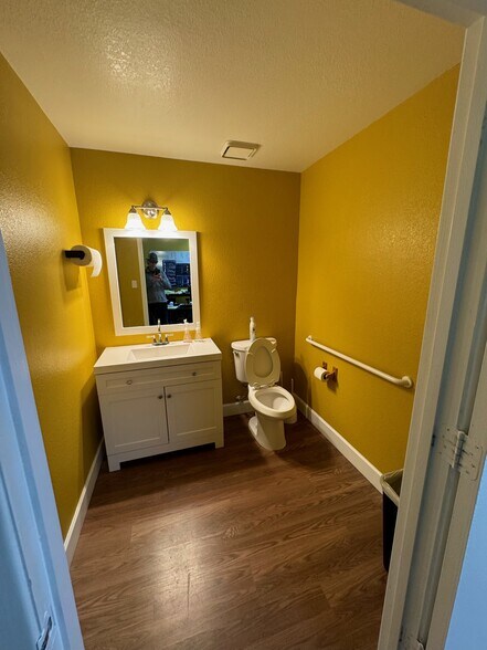 More Photos Of 5555 E Bell Rd, Scottsdale Unknown For Lease