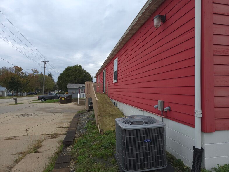 More Photos Of 711 W Montgomery St, Sparta Specialty For Sale