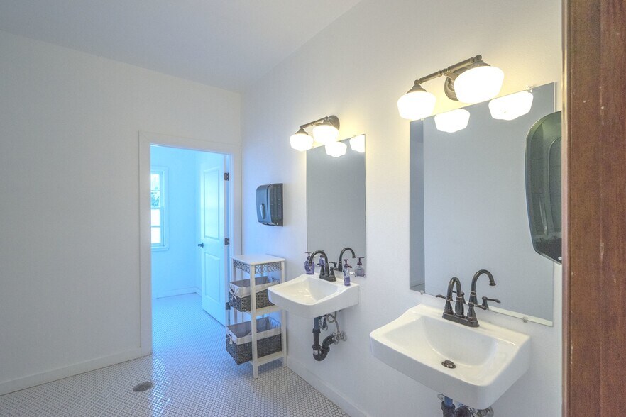 More Photos Of 4908 York Blvd, Los Angeles Lodge Meeting Hall For Lease