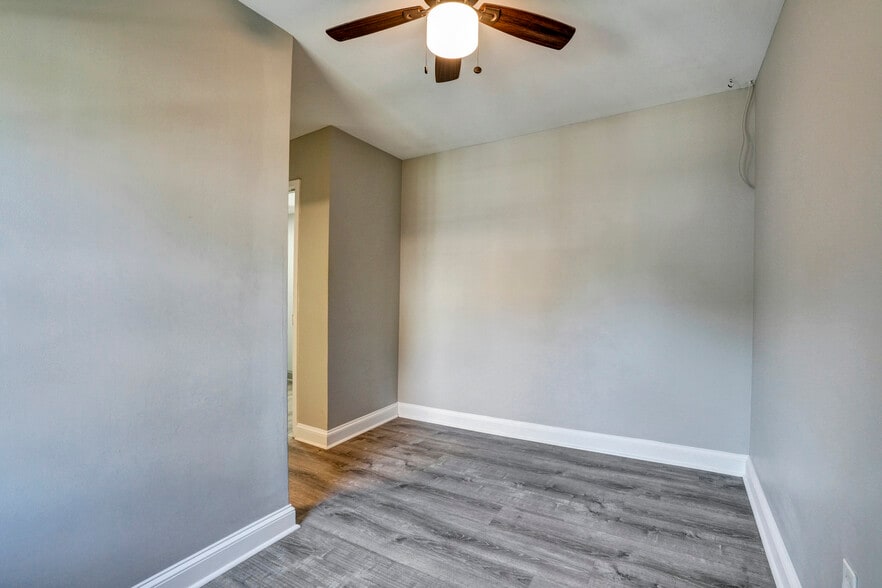 More Photos Of 36 Railroad St, Linfield Restaurant For Sale