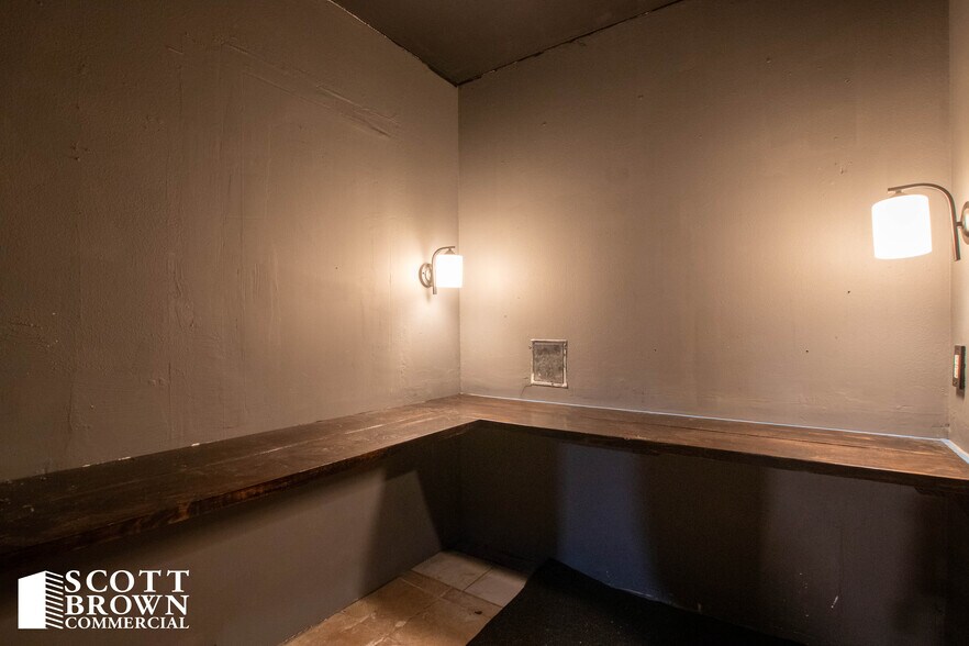 More Photos Of 424 Bryan St, Denton Restaurant For Sale