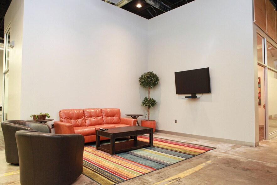 More Photos Of 817 E 4th St, Tulsa Showroom For Sale